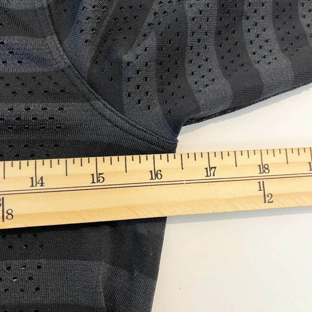Lululemon Breeze By Long Sleeve Shirt Black & Gray Striped‎ Perforated - Size 4